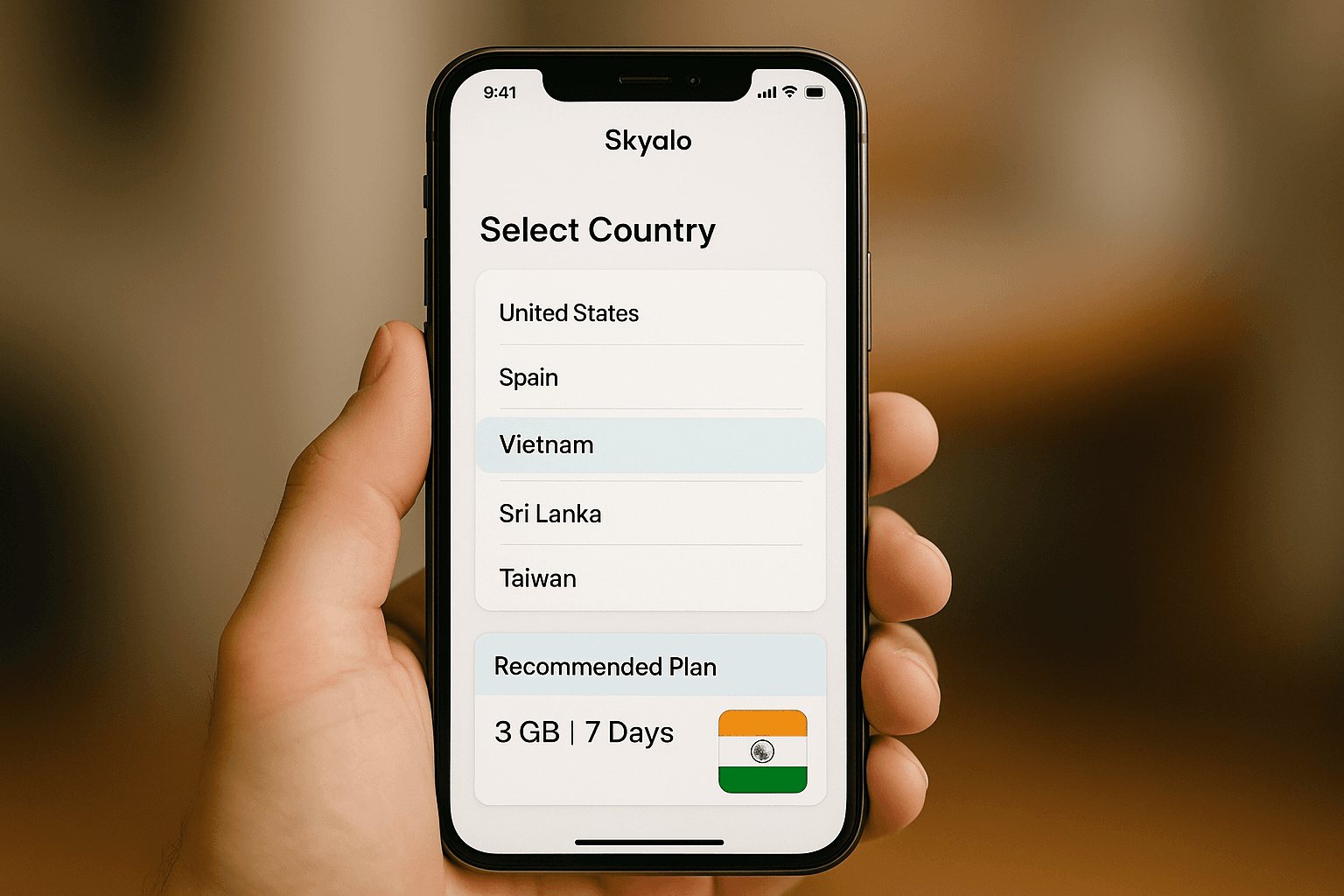 Смартфон с интерфейсом приложения eSIM от Skyalo, на экране выбор страны «Вьетнам» и подсказка «Рекомендуемый тариф»