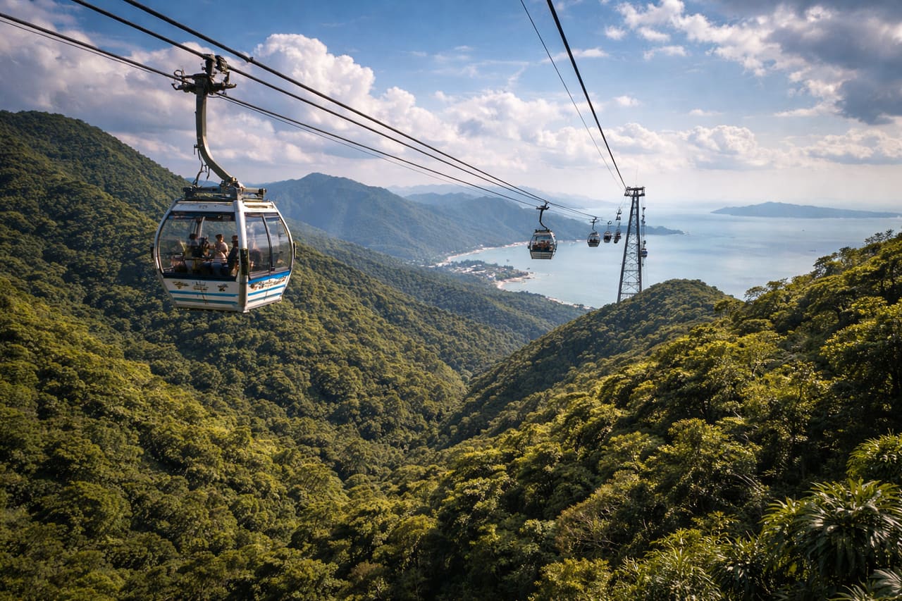 La funivia Ngong Ping 360 sopra le montagne dell’isola di Lantau.
