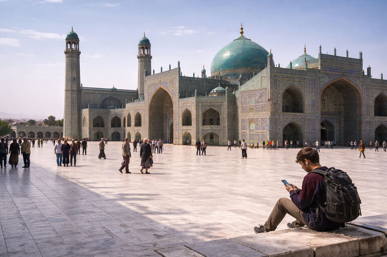 Moschea Blu di Mazar-i Sharif e un viaggiatore con eSIM