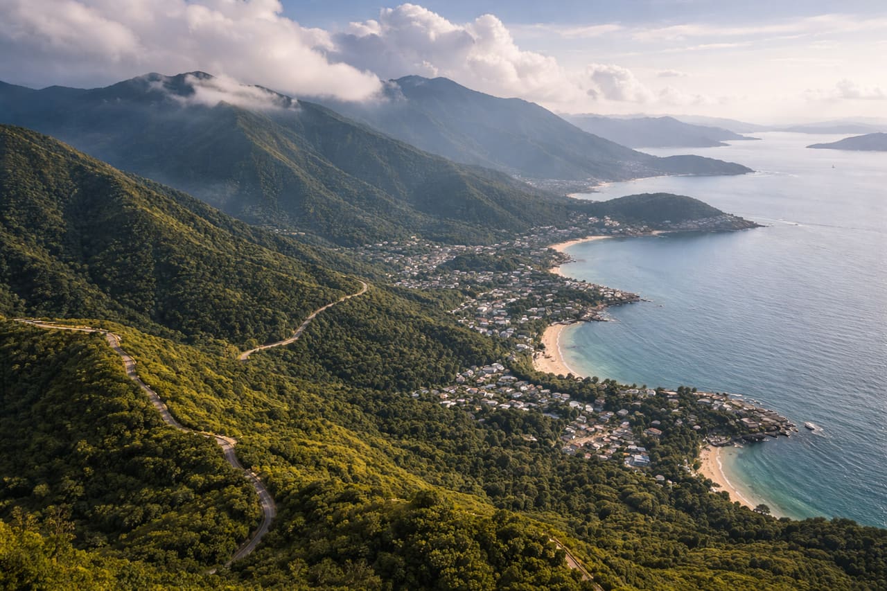 Paesaggi montani dell’isola di Lantau a Hong Kong.