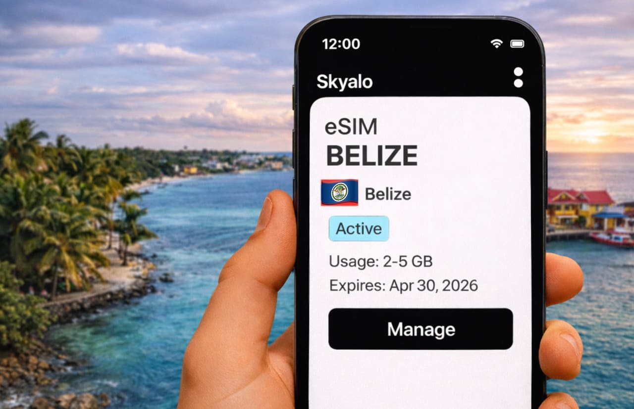 Smartphone con eSIM Skyalo attiva per il Belize sullo schermo, sullo sfondo una costa tropicale e l’oceano