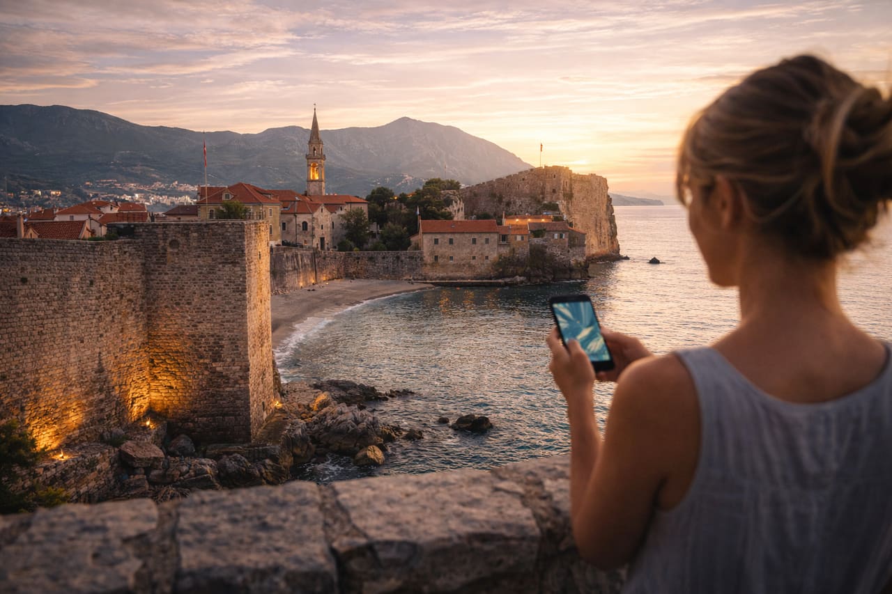 Centro storico di Budva e una turista con lo smartphone