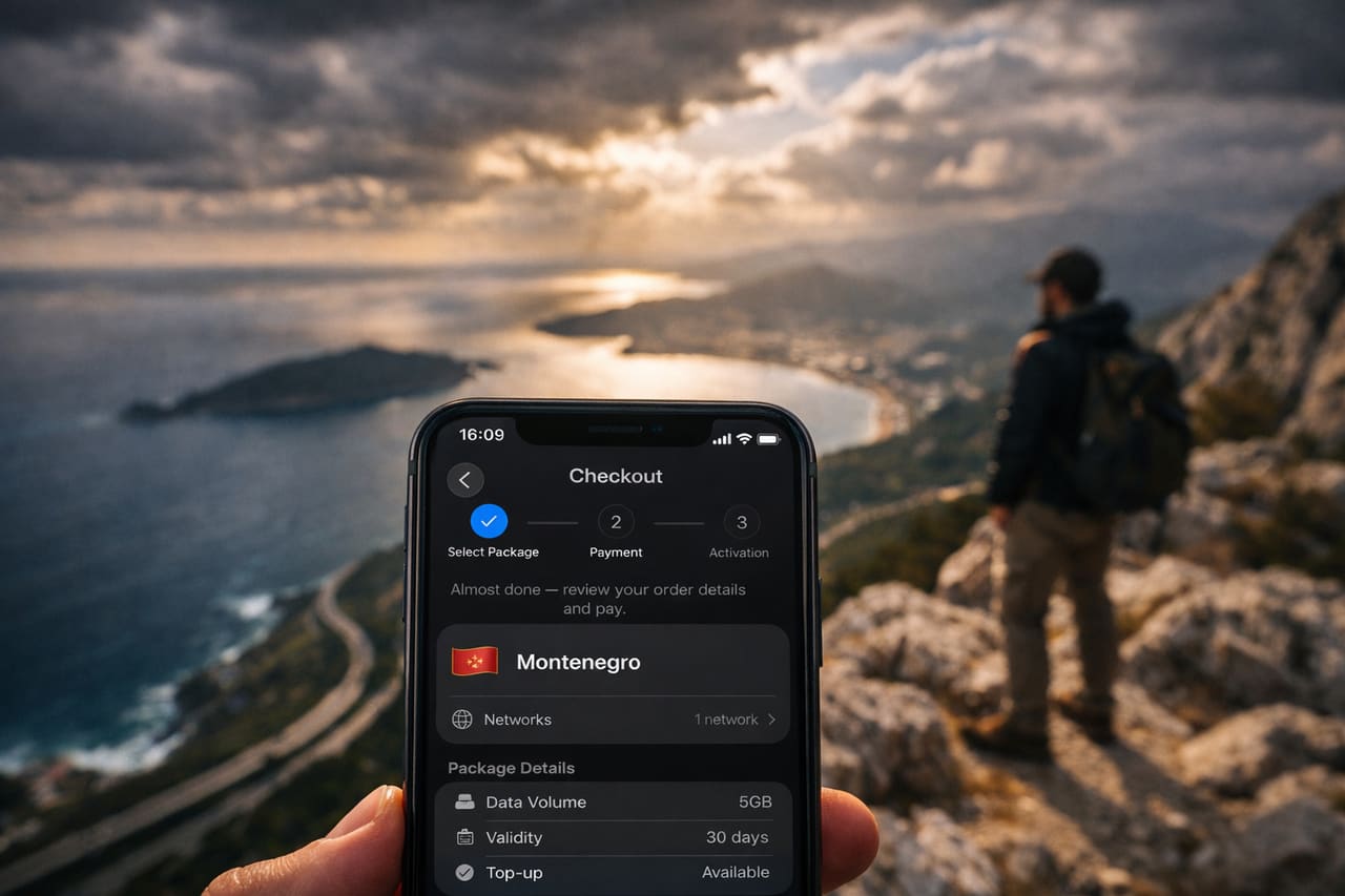 Smartphone con attivazione eSIM per il Montenegro sullo sfondo di montagne e costa