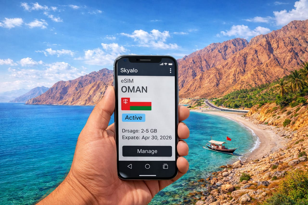 Смартфон с активна eSIM Skyalo на фона на крайбрежието на Оман и планините Хаджар