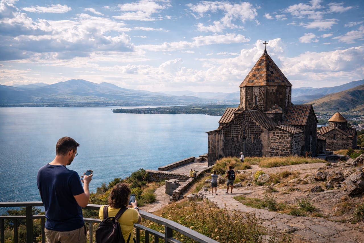 Monastero Sevanavank sopra il Lago Sevan con turisti che usano smartphone con eSIM per la navigazione