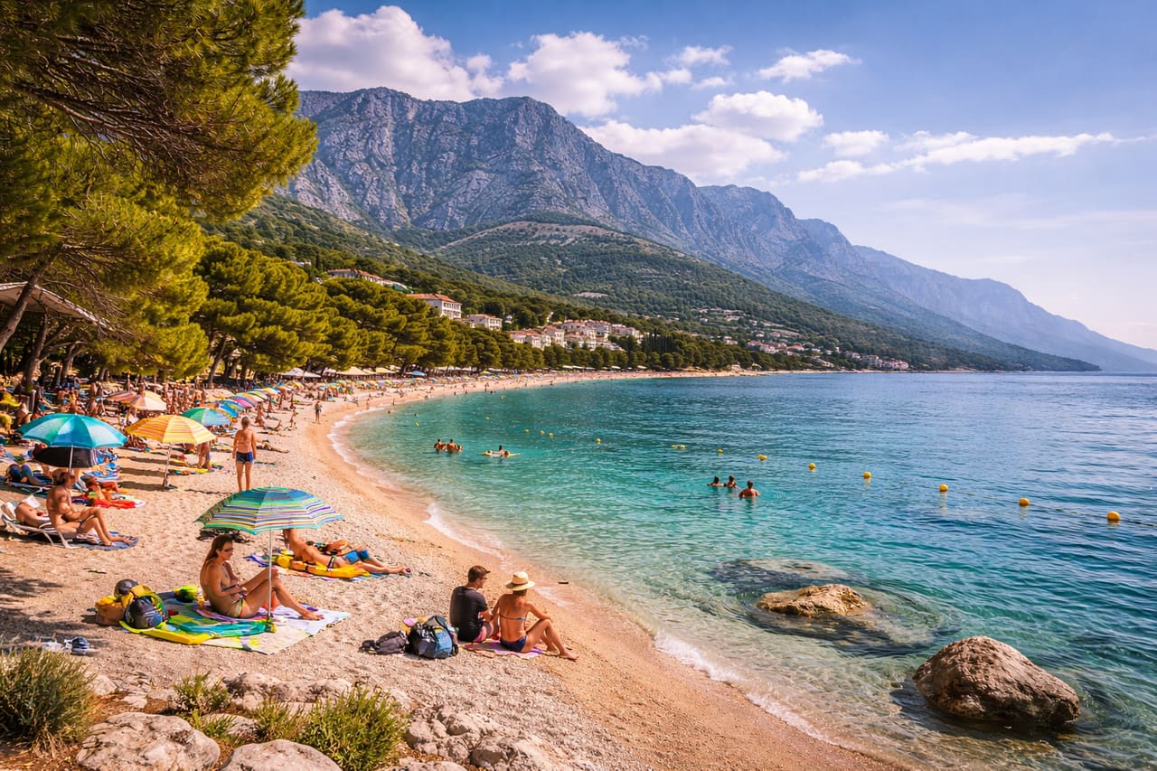 Strände der Makarska Riviera und das Biokovo-Gebirge