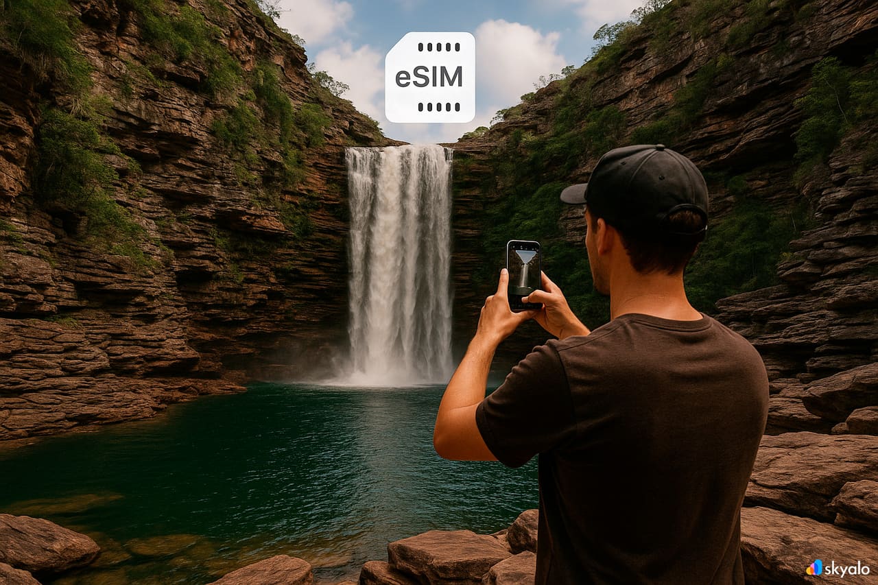 Chapada Diamantina’da bir şelaleyi fotoğraflayan turist; Skyalo eSIM’li akıllı telefon her zaman çevrimiçi