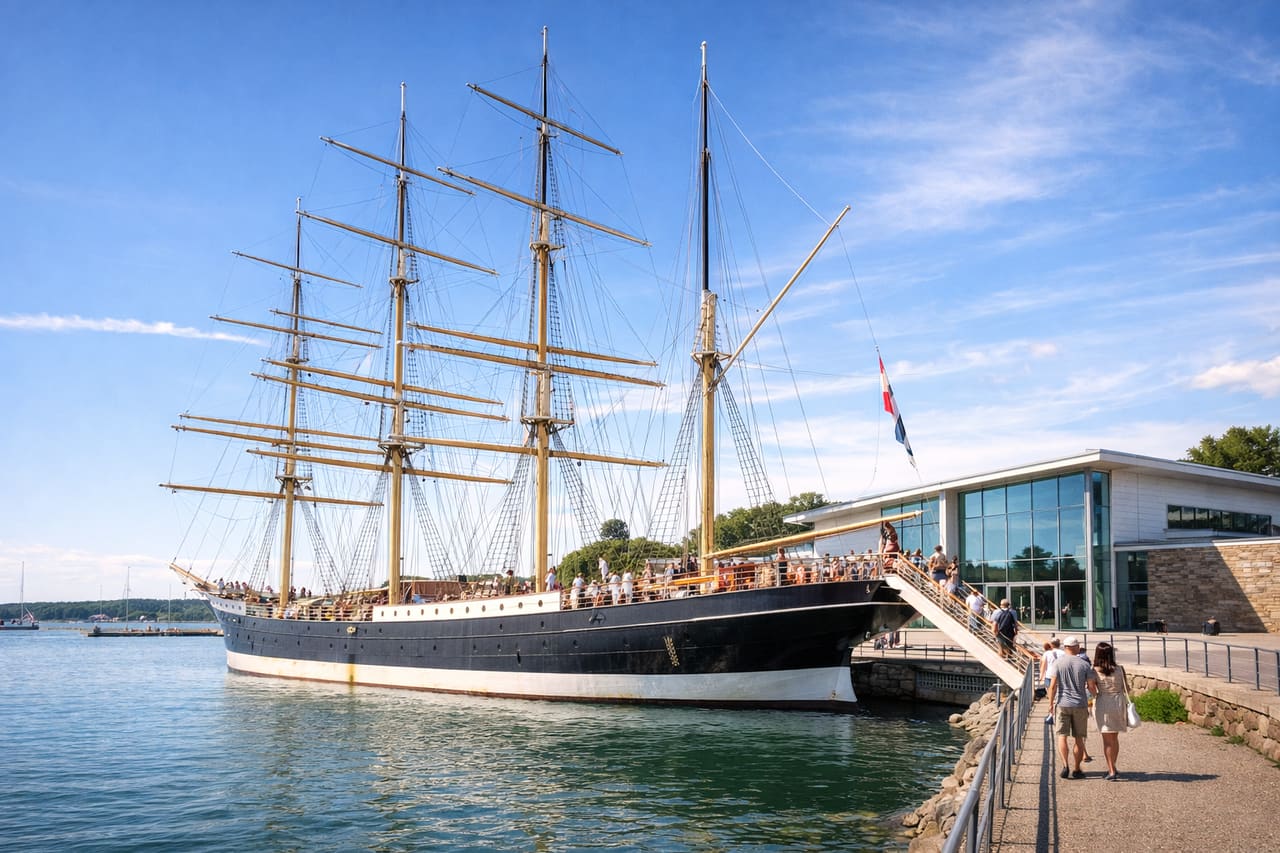 Veliero Pommern vicino al Museo Marittimo a Mariehamn; visitatori salgono a bordo e usano smartphone con eSIM