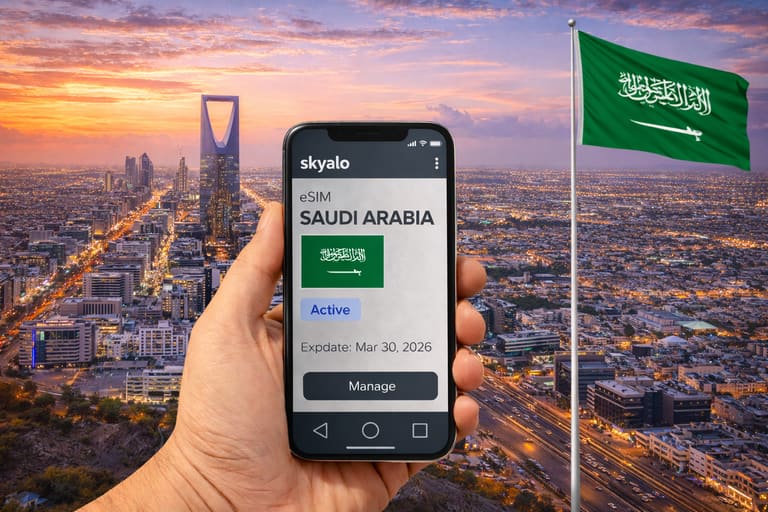 Смартфон с активированной eSIM для Саудовской Аравии на фоне панорамы Эр-Рияда с башней Kingdom Centre на закате